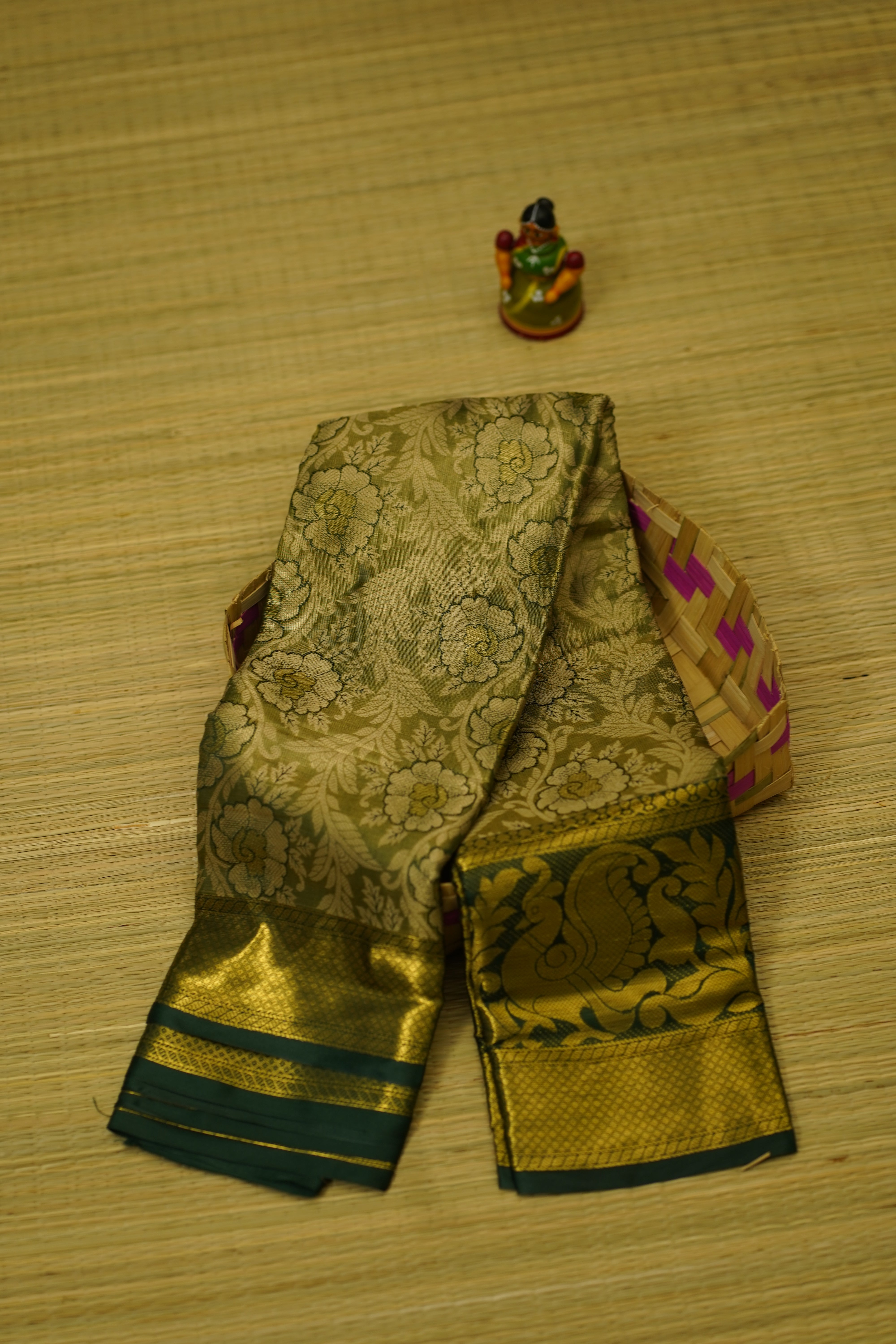 Yeshika Semi Pattu Saree laaki
