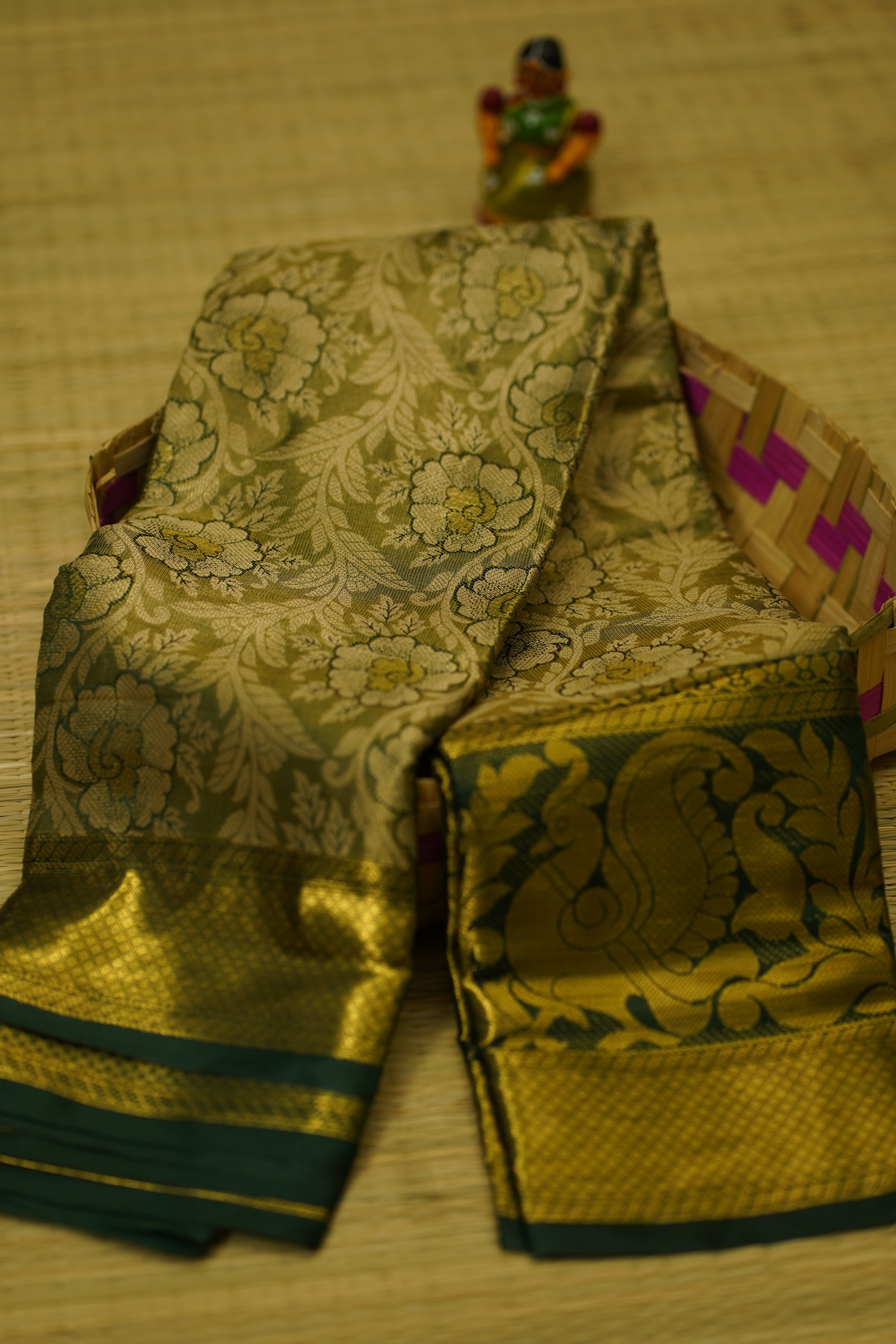 Yeshika Semi Pattu Saree laaki