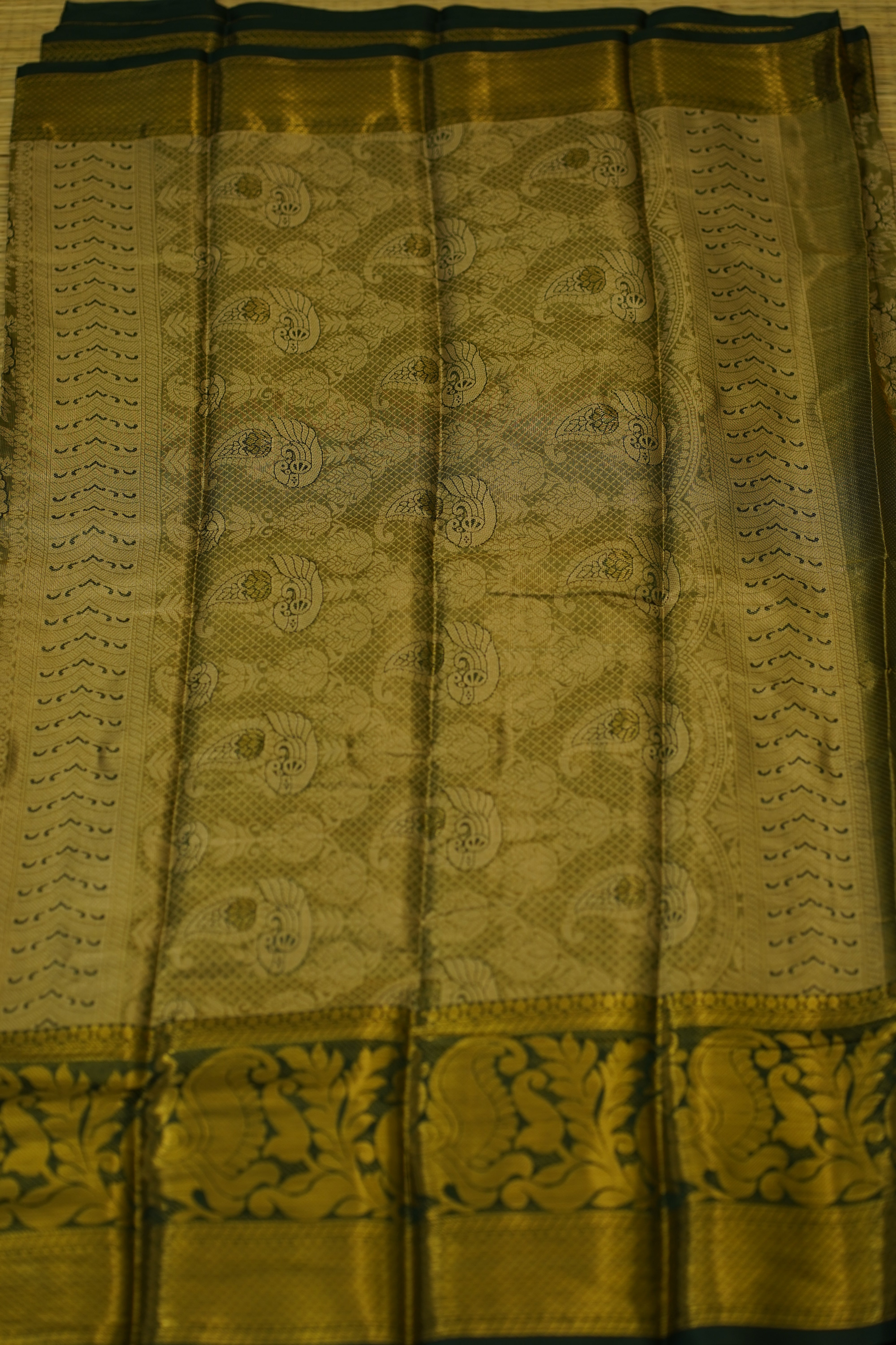 Yeshika Semi Pattu Saree laaki