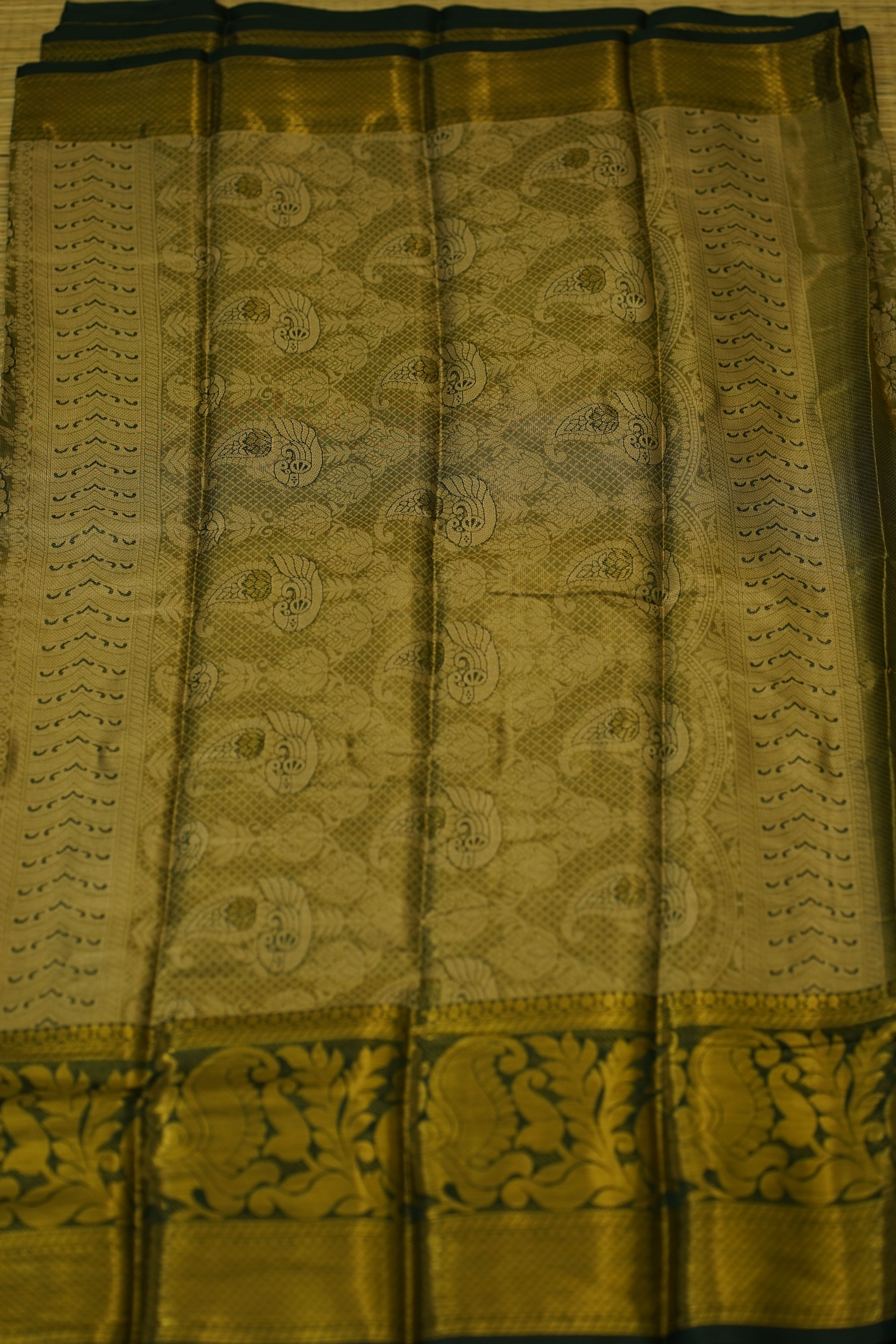 Yeshika Semi Pattu Saree laaki