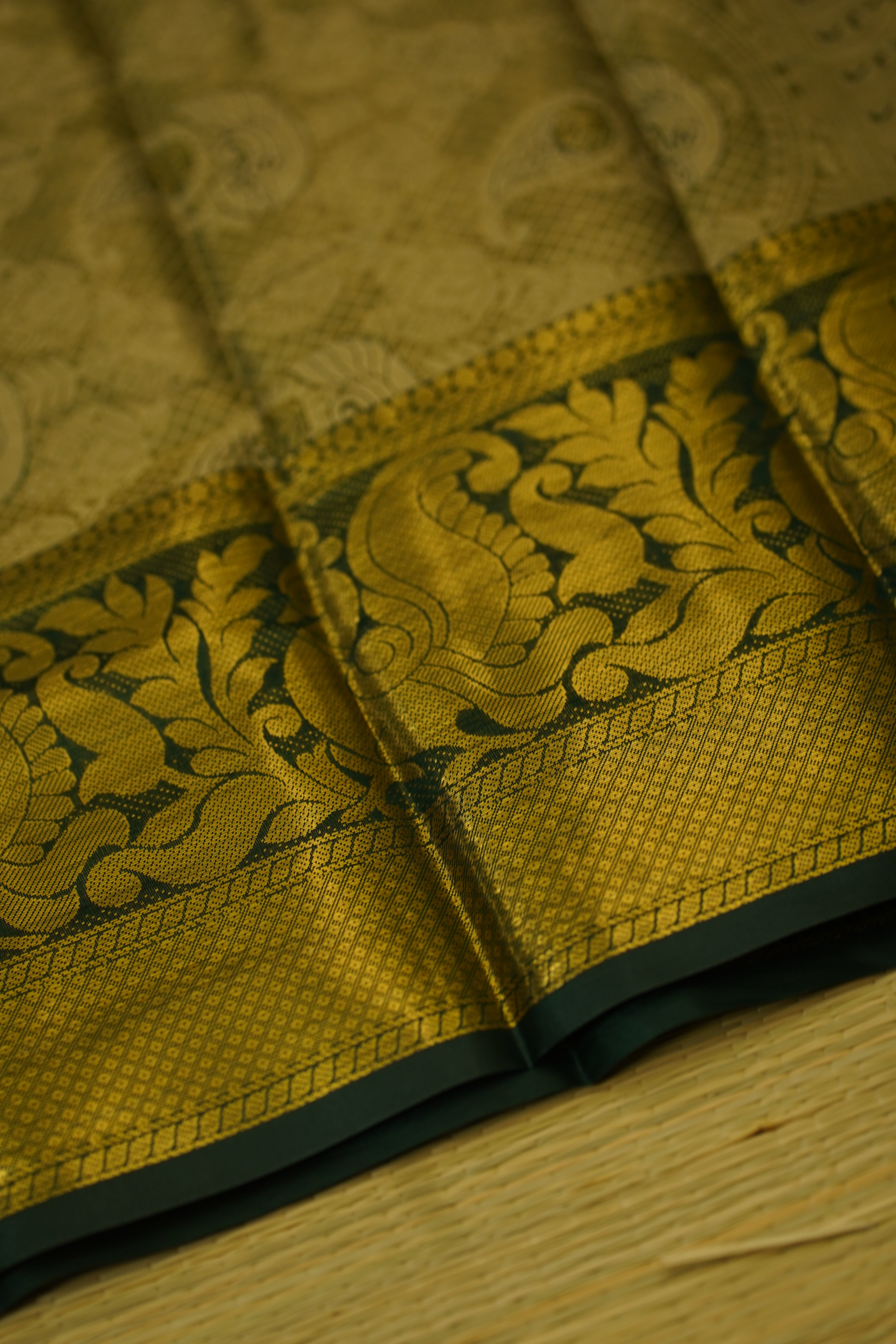 Yeshika Semi Pattu Saree laaki