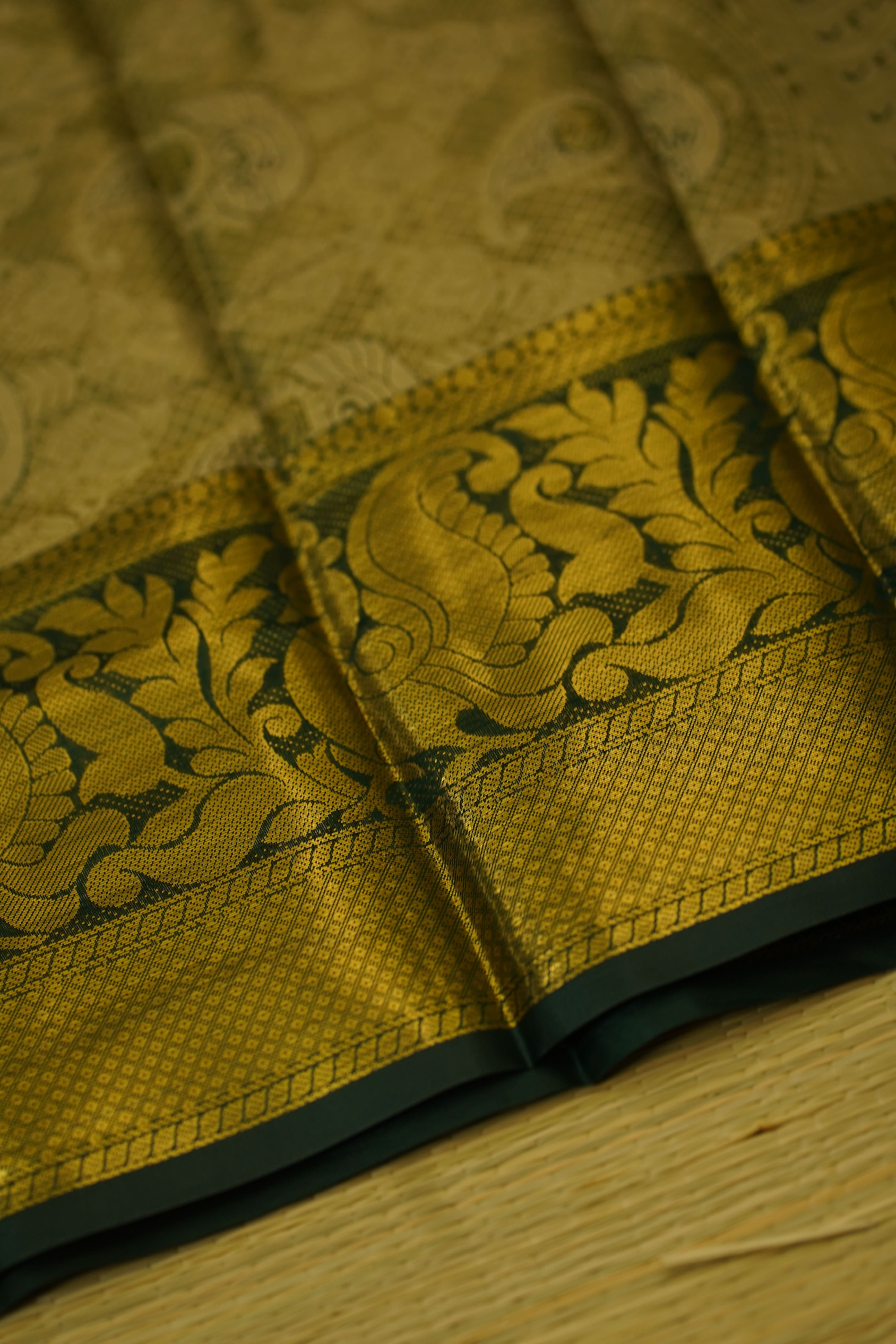Yeshika Semi Pattu Saree laaki