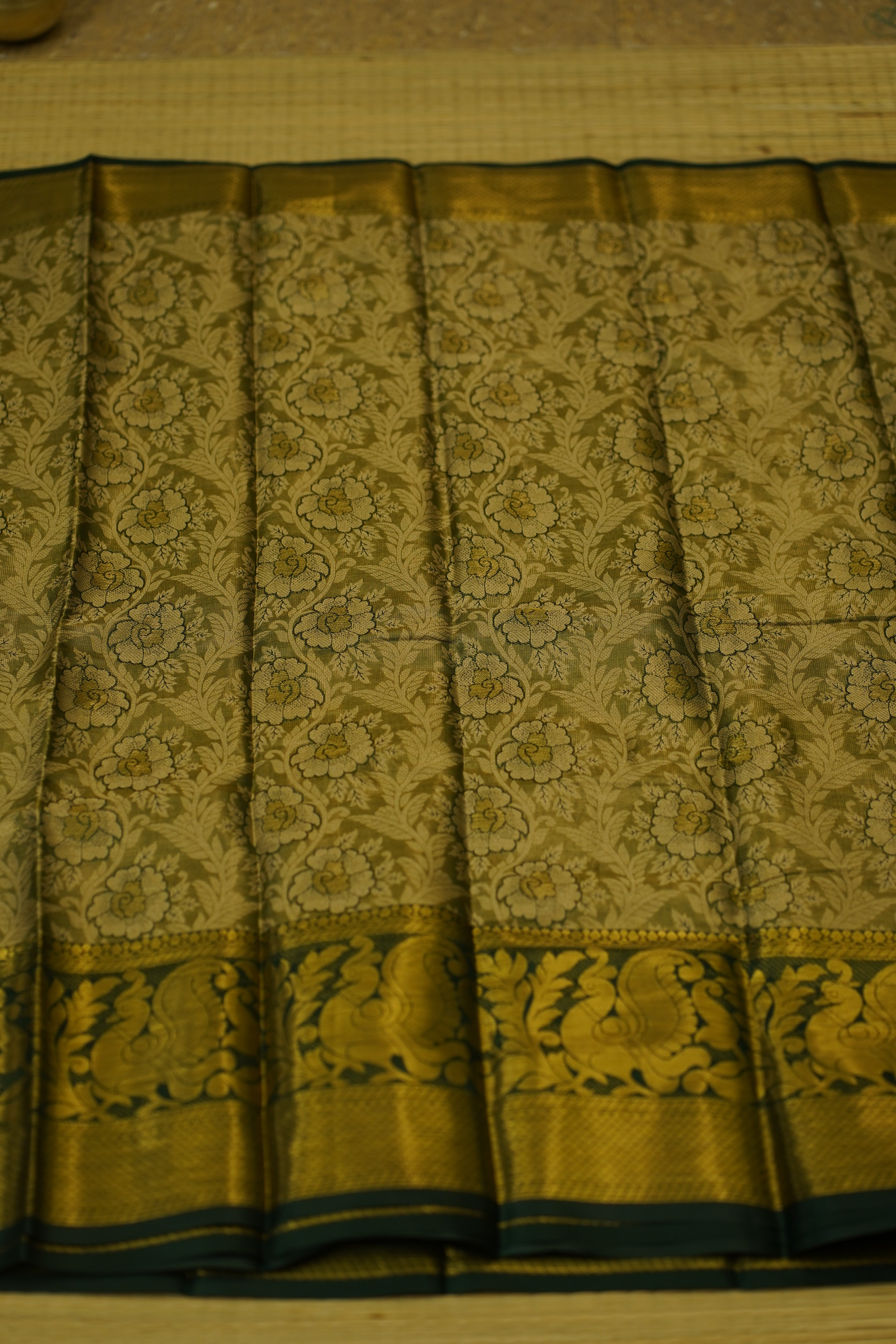 Yeshika Semi Pattu Saree laaki