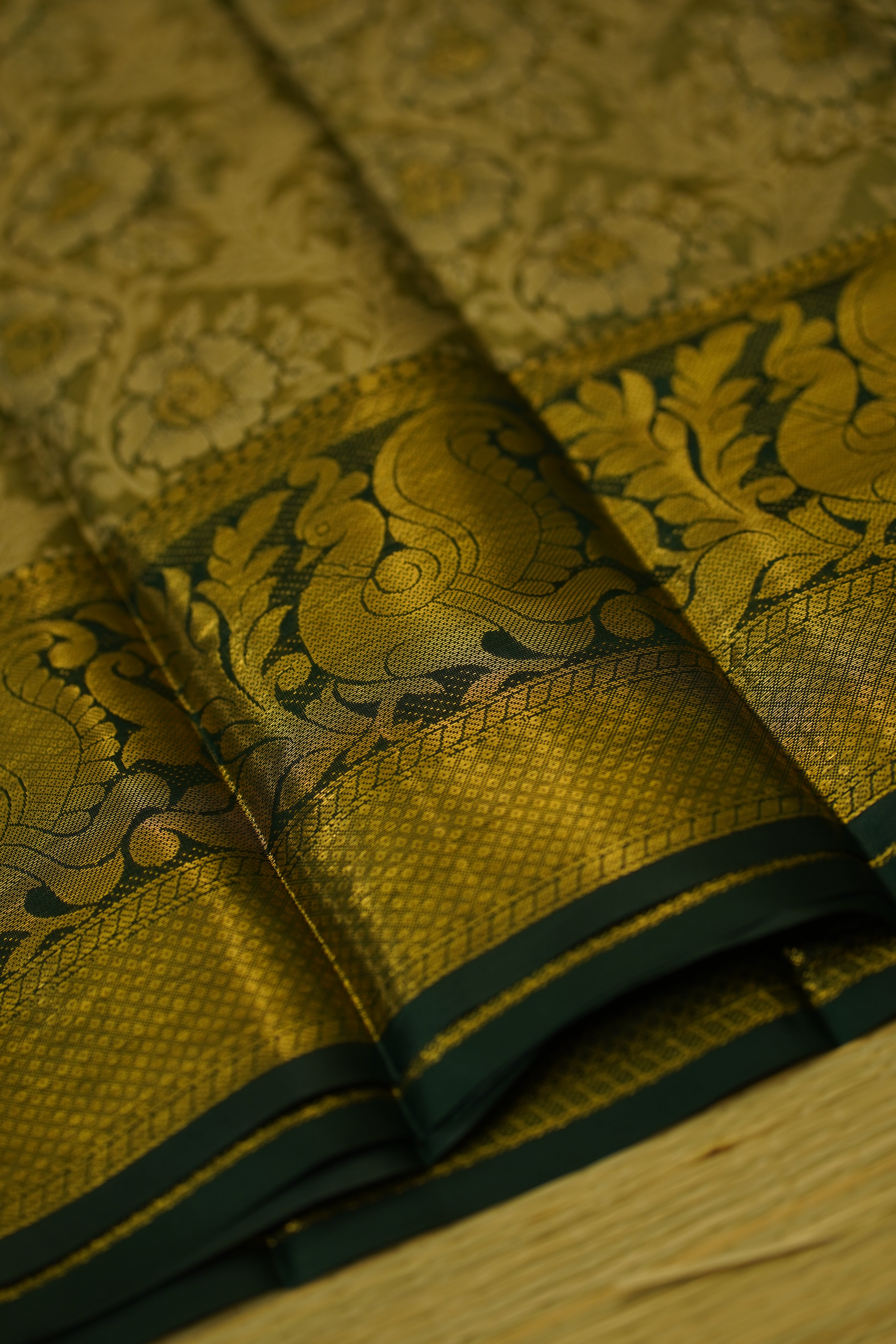 Yeshika Semi Pattu Saree laaki
