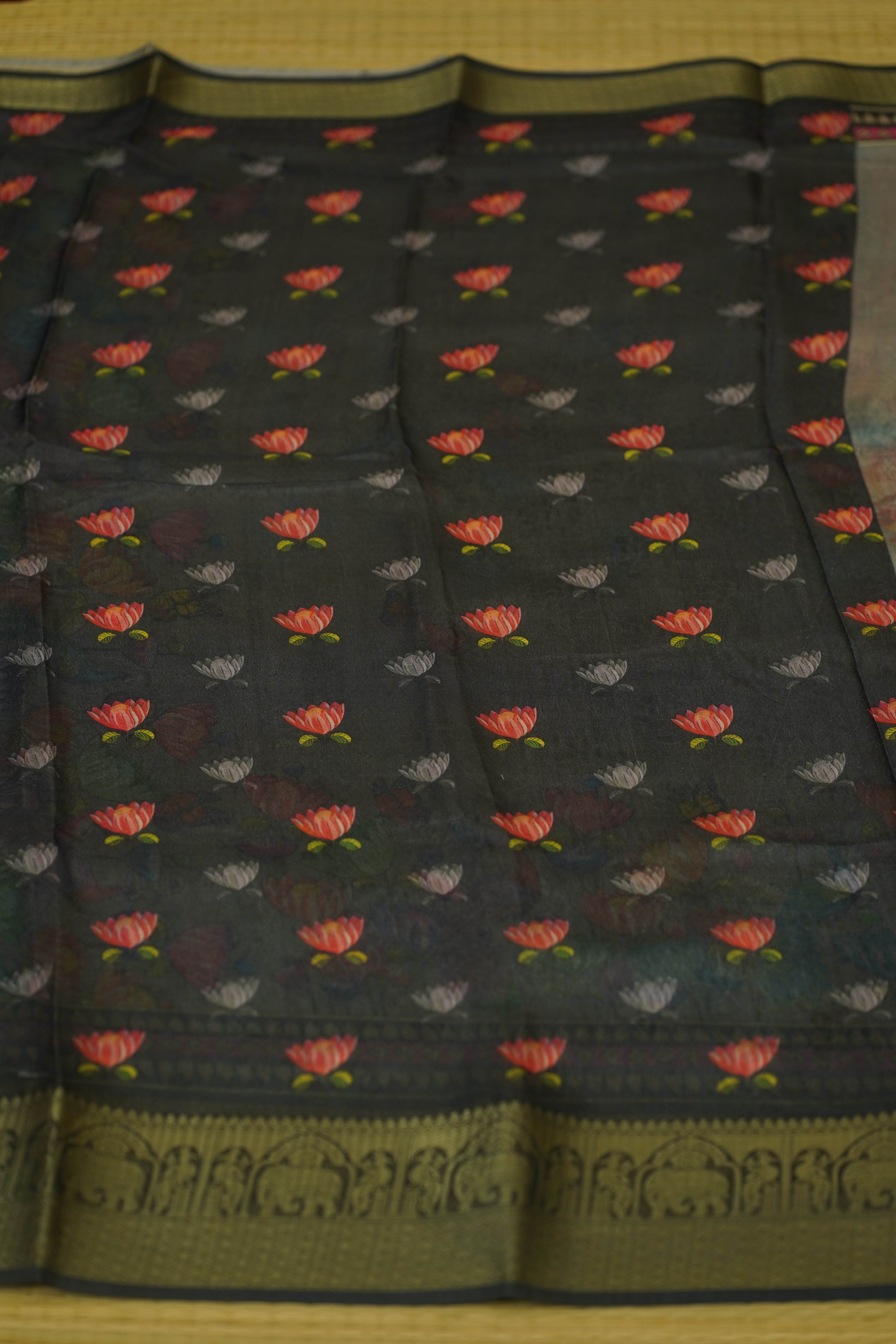 Neha fancy saree laaki